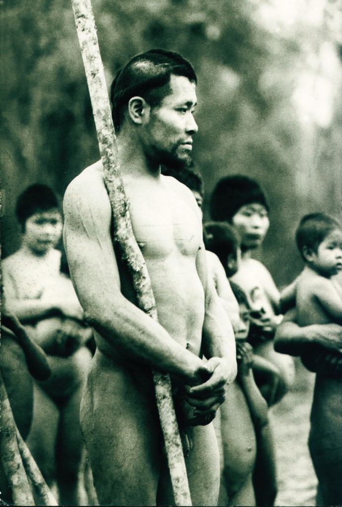 Julio Tykuarangi en los años 70, a pocos días de abandonar forzosamente su vida tradicional nómade, de cazador, recolector y libre, en el monte de la cordillera Mbarakaju. Foto de Miguel Chase Sardi