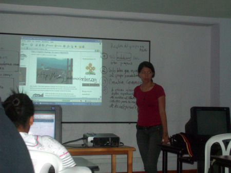 Photo of Nora Catalina giving a workshop in Ituango