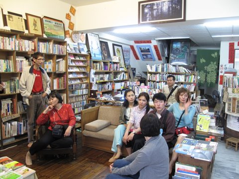 Nomad Green members visiting Hung-Ya Bookstore in Jia-Yi. Image By Portnoy. CC BY