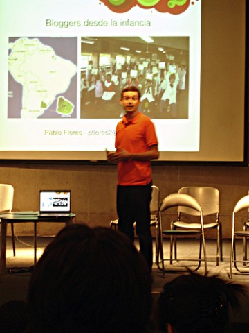 Pablo Flores presenting Blogueando desde la Infancia (Blogging since infancy) project. Image by Adri021. CC BY