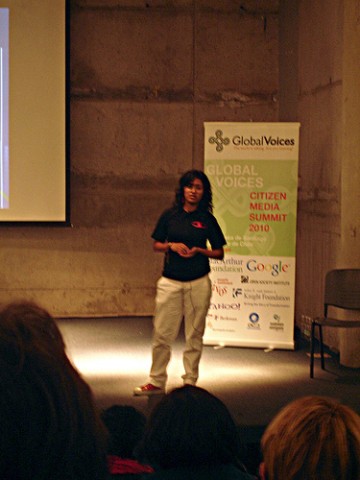 Yessenia Corrales presenting Hiperbarrio. Image by Adri012. CC BY