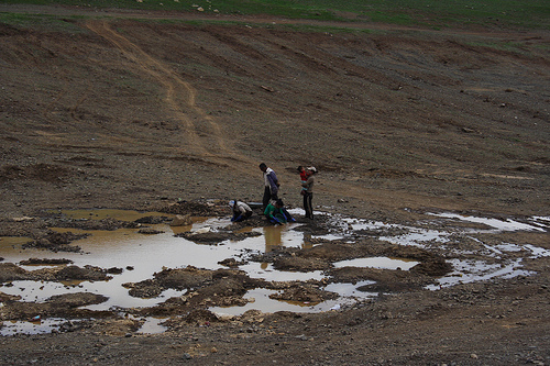 Ninja gold miners digging in evaporated river. Image by Flickr user chenyingphoto. CC BY