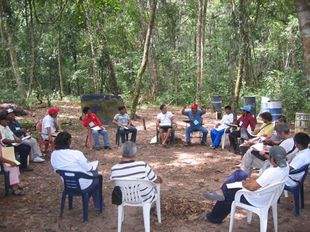 Open-air discussions. Photo by Luis Carlos Díaz and used under a Creative Commons license.