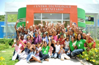 Children and staff post in front of a community technology center in Peralta Azua, Dominican Republic. Photo from the official Facebook page for Centros Tecnológicos Comunitarios.