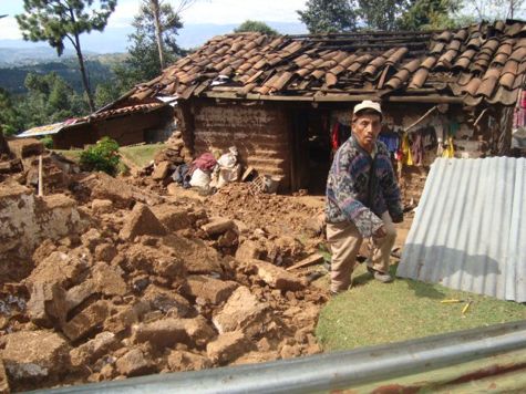 Dégâts de tremblement de terre dans Huitán, le Guatemala. Photo par Román D í Az