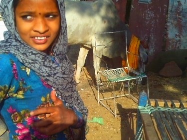 Sunita Kasera photographs a family in Gadiyanwal who lives out of a cart.