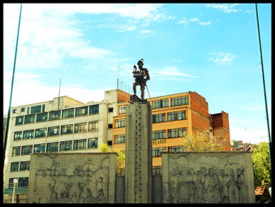 What we might expect to see when we think of monumental photos: a statue of a man in armor (Bolivia). Photo by Briancovz.
