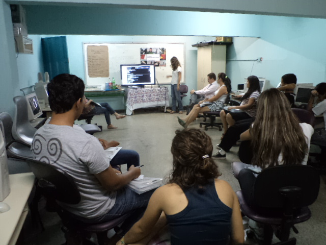 A workshop with citizen journalists at Amigos de Januária; from their Flickr page.