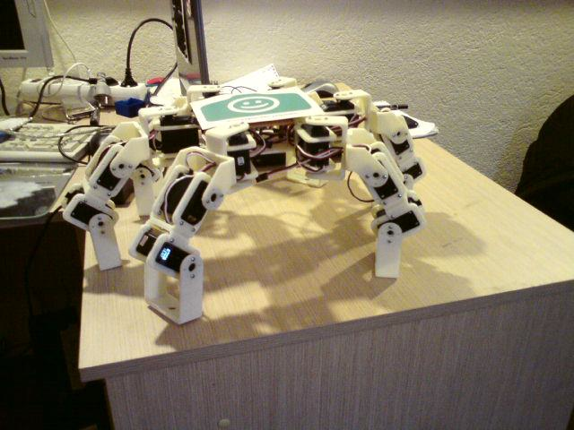 Un robot elaborado con una impresora 3D en el hackerspace neuron. Publicado con autorización del Facebook de neuron.