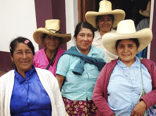 Un grupo de mujeres de Huancabamba que contribuyen al proyecto Quipu. (Fotografía de Alejandra Vélez, publicada con permiso).