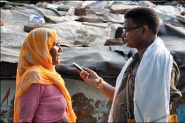 Un uomo e una donna usano il telefono in India