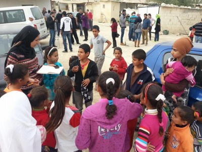 Una participante en el «Blog Bus» con un grupo de niños en el valle del Jordán. Le hablan de su vida diaria, sus problemas y sus sueños.