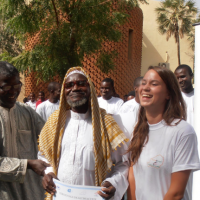 Orsolya Jenei, coordinatrice du projet de cartographie pour le Niger, célébrant la fin de la première phase du programme avec les membres de l'Université.