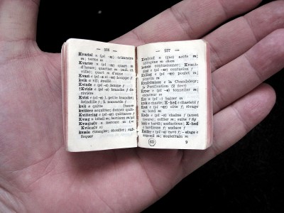 デンマーク語－ノルウェー語－フランス語のミニチュア辞書。写真はTomasz Sienicki氏。CC-SA-3.0。