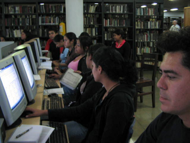 Participantes del taller en la Biblioteca Pública Piloto
