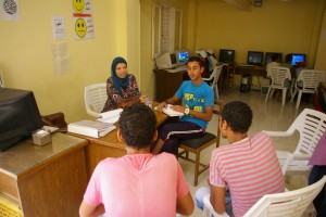 Nesma meeting with the youth in the Alwan Wa Awtar computer lab.